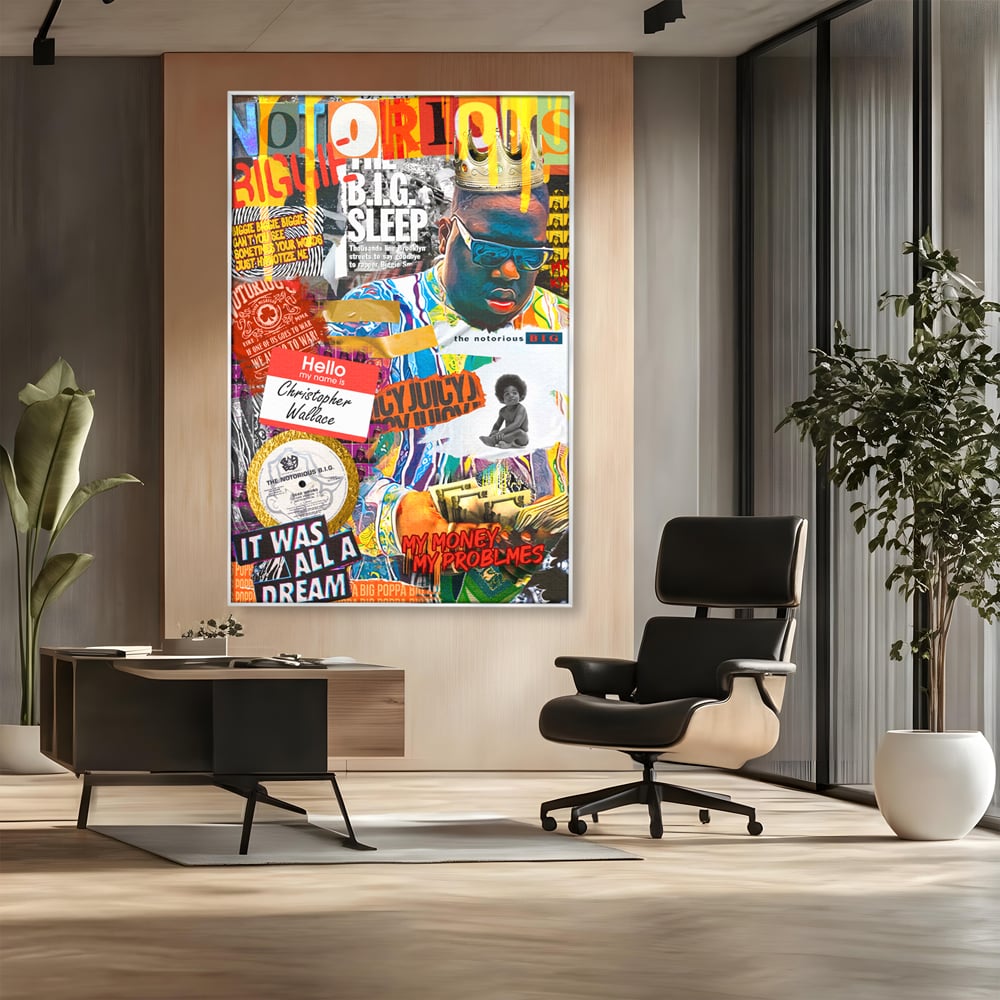 Tablou canvas cu tablou portret rapper the notorious b.i.g, in rama de aluminiu argintiu, pe perete intr-un birou